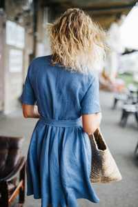 Nouvelle arrivée tendance, dernière conception, robe en lin pour femmes de couleur bleue, tissu crêpe, col rabattu, manches courtes, longueur genou - Product Image 2