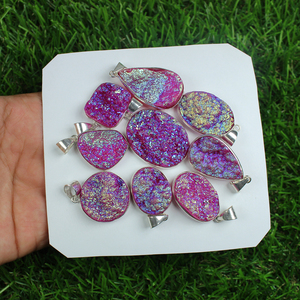 Collar de abalorio bohemio hecho a mano, colgante de bisel de piedras preciosas Druzy de turmalina rosa, Latón chapado en plata esterlina, diseño único principal - Product Image 1