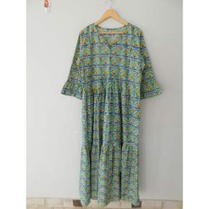 Tuniques longues d'été décontractées pour femmes, en pur coton naturel, imprimées à la main avec motifs floraux doubles, style indien moderne et artisanal - Product Image 2