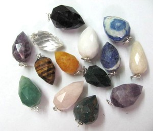 รับจี้อัญมณีแบบเหลี่ยมเพชรพลอยผสมออนไลน์: จี้อัญมณีแบบหยดน้ำแบบเหลี่ยมเพชรพลอยผสมสำหรับขาย - Product Image 1