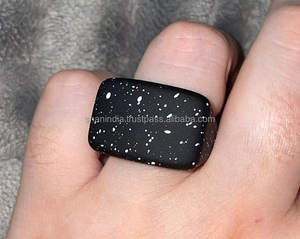 Anillos de Moda Hechos a Mano con Efecto Mármol Multicolor en Acrílico Lucite para Fiestas y Playa - Product Image 4