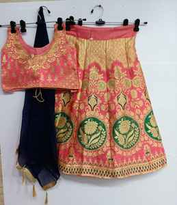 ชุดส่าหรีงานปักลายดีไซเนอร์และชุดสำหรับงานปาร์ตี้ - Product Image 3