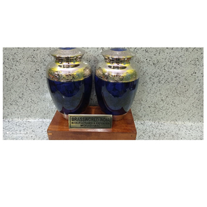 Urna funeraria para adultos de Brassworld India de estilo americano grande elegante y segura Urna de cremación de metal para cenizas - Product Image 1