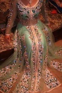 Vestido Largo de Lujo con Cuentas de Cristal y Adornos de Piedras, Perfecto para Bodas y Eventos - Product Image 2