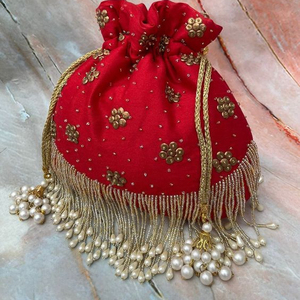 กระเป๋า POTLI สไตล์เพิร์ลที่สวยงามทำงาน LATCAN และเย็บปักถักร้อย ZARI บนผ้าไหมสำหรับงานปาร์ตี้และงานแต่งงาน @ 2022 - Product Image 1