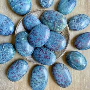 Piedra de Palma de Cianita Rubí de Primera Calidad ELEGANT AGATE, Cristal Curativo de Alta Calidad, Piedra Ovalada Pulida, Gema de Hada - Product Image 2