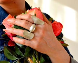 Anillo de banda gruesa Unisex hecho a mano tallado bohemio de latón relleno de plata oxidada-joyería de regalo de estilo turco bohemio - Product Image 1