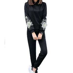 Chándal personalizado de mujer, chándal de terciopelo personalizado para mujer, Sudadera corta con capucha para mujer - Product Image 6