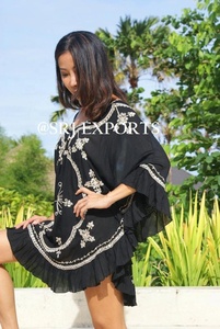 Robe tunique bohème noire brodée en rayonne, manches chauve-souris, ourlet à volants, coupe ample, longueur mini, tenue décontractée d'été écologique - Product Image 2