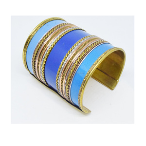 2025 nueva moda mujer brillante chapado en oro ancho brazalete grande rústico rojo viernes boda fiesta latón puños - Product Image 2