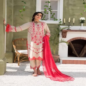 Salwar Kameez en coton pour femmes, brodé, design Faisalabad, pour l'été et les journées chaudes - Product Image 1