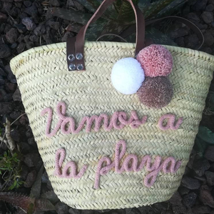 Panier en paille marocain personnalisé de haute qualité avec grandes poignées en cuir, inscription et pompons, sac de plage - Product Image 1