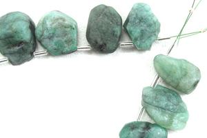 20ชิ้นพลอยมรกตสีเขียวธรรมชาติชุดหินประจำเดือนมีนาคมสำหรับทำเครื่องประดับหินหยาบที่ไม่ผ่านการบำบัด - Product Image 3