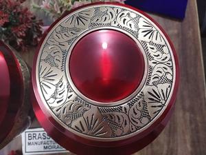 Urna funeraria de latón grabada en rojo de Brassworld India para cenizas de adultos para conmemoraciones y recuerdos - Product Image 6
