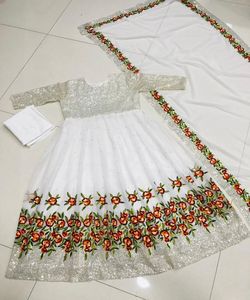 Rich Look Designer Seasonable Collection Net Silk Grey Color Ocasión especial Fancy Indian Women Wear Precio mayorista en Surat Ethnic - Product Image 4