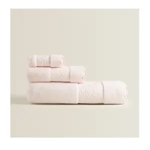 Asciugamani per bordi ricamati di alta qualità per uso personale disponibili In dimensioni e peso personalizzabili a prezzi convenienti