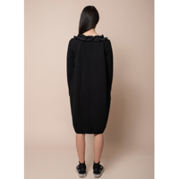 Robe italienne de qualité supérieure, manches longues, longueur genou, avec poches et bordure rouge autour du cou. Pour la journée