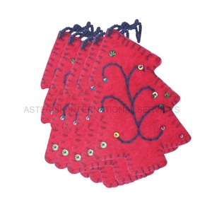 Ornements suspendus en feutre pour décorations artisanales en laine d'arbre de Noël faites à la main au Népal par des artisans de femme - Product Image 2