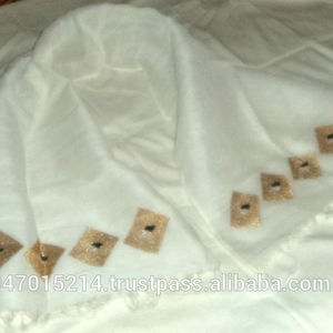 Écharpe de luxe en lin et coton tissé à la main motif imprimé et brodé - Product Image 2