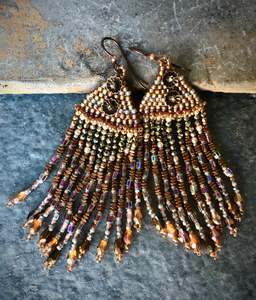   Pendientes Artesanales con Flecos Mágicos en Cobre y Pirita - Pendientes Tejidos a Mano - Product Image 1