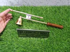 ที่ดับเทียนทองเหลืองขัดเงาพร้อมด้ามไม้ อุปกรณ์ทางศาสนาสำหรับโบสถ์ Brassworld India - Product Image 6