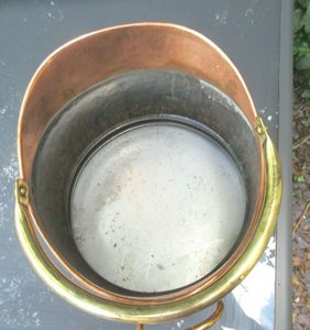 Elegante Cubo de ceniza en cobre dorado Acabado con mango dorado Perfecto para accesorios de fogata interior y exterior - Product Image 4