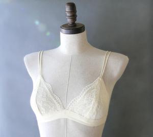   Bralette en dentelle artisanale Happiness en crème - Soutien-gorge triangle - Soutien-gorge en dentelle à décolleté profond - Product Image 1