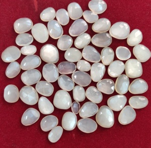 Pierre de lune blanche de forme irrégulière naturelle de taille libre, coupe de Rose de qualité supérieure-pierre de lune blanche irrégulière en vrac - Product Image 1