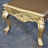 Table basse ROMAWI en bois massif sculpté avec couleur dorée