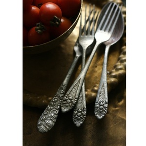 Juego de Cubiertos de Venta caliente Diseño decorativo en relieve con juego de cubiertos de metal con acabado rústico - Product Image 1