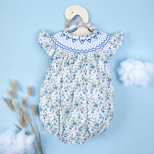 Combinaison courte à manches courtes pour bébé fille Babeeni, motif géométrique bleu, fleurs minuscules, smockée, style bulle - BB2031, 100% coton, certifiée OEKO-TEX - Product Image 2