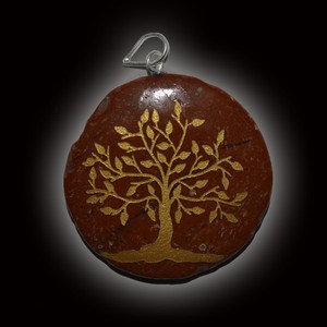 Compre en línea bonitos colgantes de árbol de jaspe rojo tallado: bonitos colgantes de árbol de jaspe rojo tallado a la venta Colgante de Piedra curativa grabada - Product Image 1