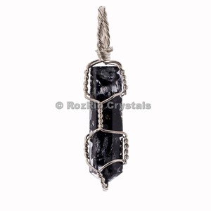 Pendentif Orgone en Agate Sculptée de Haute Qualité, Style Amour, Enveloppant un Crayon, en Promotion - Product Image 1