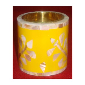 Support de bougie en nacre jaune fait à la main - Product Image 1