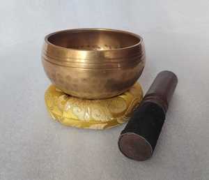 Bols chantants en laiton mordu à la main au Népal Modèle d'artisanat en métal de style Feng Shui avec technique imprimée sur le thème du bouddha - Product Image 1