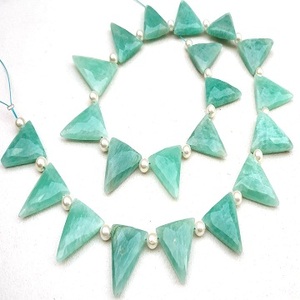 Pierre précieuse d'amazonite naturelle à facettes en forme de triangle perles semi-précieuses bonne qualité fabrication de bijoux faits à la main - Product Image 1