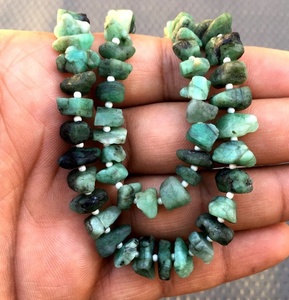 พลอยสีเขียวมรกตธรรมชาติเกรด AAA รูปทรงไม่สม่ำเสมอมีความสูง8มม. เจาะตรงกลางหินสีเขียวดิบแบบเจาะขายส่ง - Product Image 2