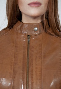 Veste en cuir de Cognac pour femmes élégantes de mode de motard Tressa vêtements d'extérieur en peau de mouton véritable et souple traitement fini - Product Image 5