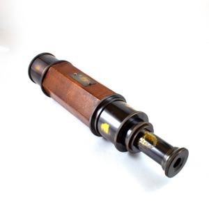 Telescopio Hexagonal de Latón Antiguo de 24 Pulgadas con Empuñadura de Cuero Rojo y Caja de Madera, Regalo Novedoso de Alta Calidad - Product Image 4