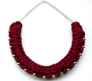 Collier tressé bordeaux magnifiquement fait main, collier en coton rouge foncé - Product Image 1