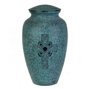 新しいケルトクロスターコイズ壷この美しいティールケルトクロス壷は単一の壷で、ケルト風の十字架がsyとして刻まれています