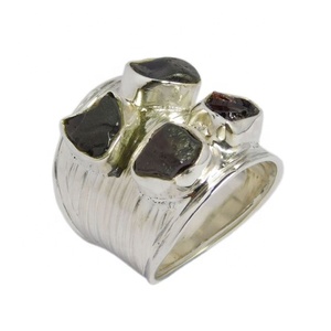 Elegante anillo de piedras preciosas en bruto granate hecho a mano 925 joyería de plata esterlina eternidad anillos Vermeil mayorista y exportador - Product Image 1