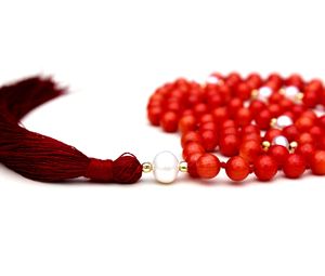 Compra las Tendencias 2025 en Joyería de Yoga: Collar Mala de Oración Tibetano de 108 Cuentas de Coral Espiritual de 8 mm - Product Image 1