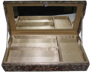 Cajas de regalo decorativas bordadas a mano Zari Caja de joyería de lujo (10 "WX7.5" LX3 "H) - Product Image 3