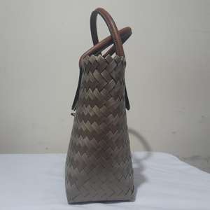 Bolsa de plástico con mango de cuero marrón, cierre tipo twist y lock de Vietnam - Product Image 5