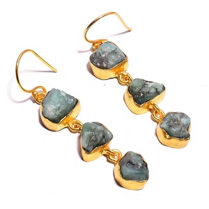 Boucles d'oreilles en laiton et pierres précieuses émeraude, bijou indien plaqué or, forme fantaisie Exclusive - Product Image 1