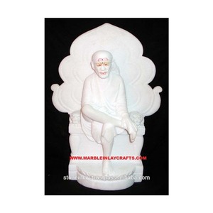 Statue de dieu Hindu assis sur chaise Sai Baba en marbre blanc avec une Surface lisse et brillante à des fins de culte - Product Image 1