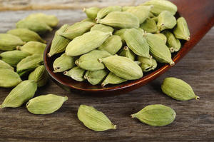 Aceite esencial orgánico de cardamomo, grado terapéutico para la salud respiratoria y digestiva del cabello de la piel, hecho de semillas puras - Product Image 6