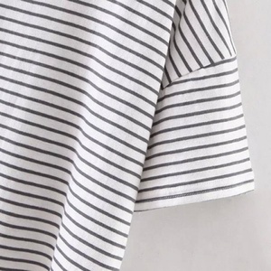 T-shirt en coton super doux pour femme élégant surdimensionné sur le côté fendu fil teint rayé imprimé broderie décontracté grande taille Logo bouton - Product Image 3