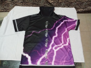 เสื้อยืดคอกลมพิมพ์ลาย100% โพลีเอสเตอร์ซาตินแขนสั้นสไตล์ไฮสตรีท200กรัมตัวละครตามสั่ง - Product Image 2